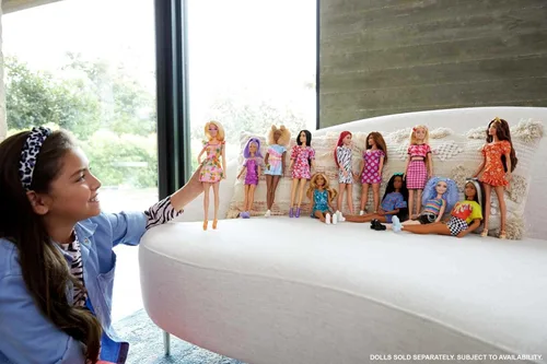 Miniatura 2 de Barbie Fashionistas Doll #179, Curvas con pelo largo resaltado, top corto de llama, falda a cuadros y accesorios que incluyen zapatillas y gafas