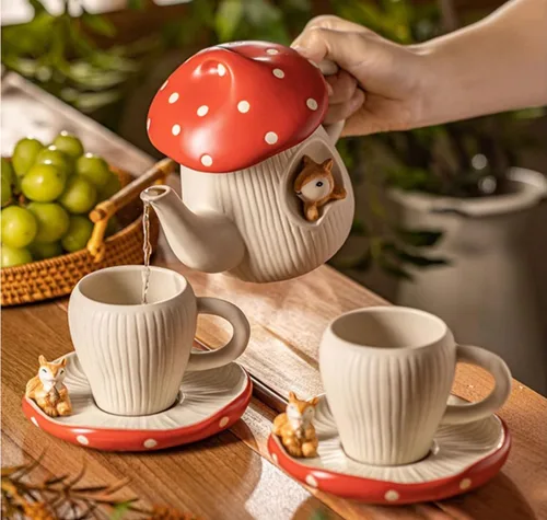 Miniatura 5 de Bonita taza de hongo con platillo, hecha a mano con lunares esmaltados, con decoración de ardilla en el plato. Tazas de café de cerámica mate