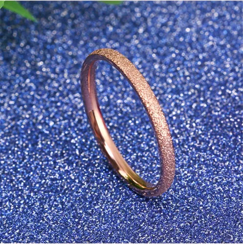 Miniatura 2 de Anillo de casamiento de acero inoxidable con efecto de chorro de arena, rosa dorado, en forma de domo. 2 mm, para mujer