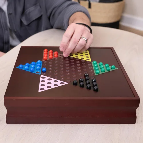 Miniatura 5 de Elbow Room Games Set de Juegos Familiares, 10 Juegos Clásicos con Caja de Almacenamiento de Madera y Tableros de Juego Integrados, Diversión Sin Fin