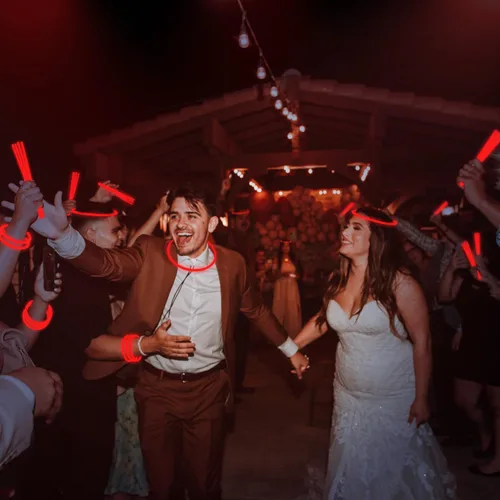 Miniatura 6 de 300 pulseras y collares rojos que brillan en la oscuridad a granel con conectores de 8 pulgadas de neón iluminados para fiestas de neón para el 4