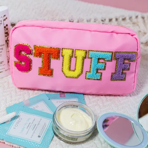 Miniatura 9 de Fablinks Bolsa de cosméticos de nylon rosa con parches de letras de chenilla