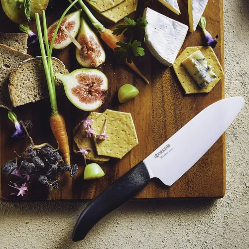Miniatura 8 de Cuchillo Santoku de la marca Kyocera Advanced Ceramic y de la serie Revolution con 5 1/2 pulgadas, hoja blanca, Blanco