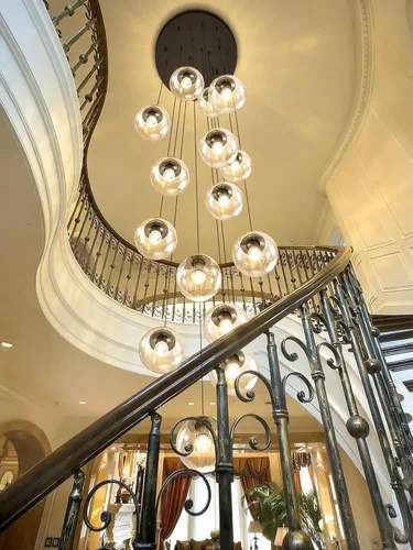 Miniatura 42 de ykolupty Escalera LED de 10 luces LED moderna con globo de cristal, lámpara colgante grande para techos altos, accesorios de iluminación de entrada