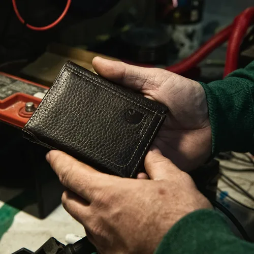 Miniatura 13 de Carhartt Carteras duraderas de tres pliegues, disponibles en estilos de cuero y lona