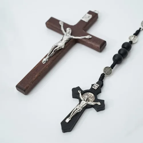 Miniatura 3 de MelinSam Cruz de pared de crucifijo, cruz católica hecha a mano con cuentas de rosario de madera, collar con colgante y piedras inspiradoras