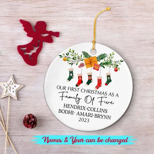 Miniatura 2 de Adorno de cerámica personalizado de cinco medias con nombres y año personalizados, nuestra primera Navidad como familia de cinco, nuestros primeros