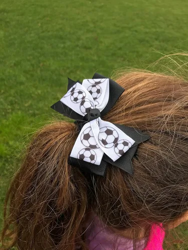 Miniatura 5 de Sportybella - Juego de accesorios para el cabello de fútbol: adorables impresiones de balón de fútbol en blanco y negro, lazos para el cabello