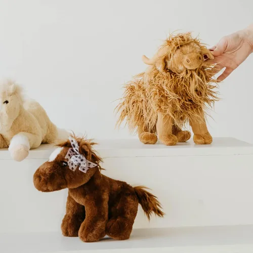 Miniatura 3 de The Petting Zoo Highland Cow Peluche de peluche, regalos para niños, animales salvajes Onez salvaje, juguete de peluche de vaca de pie, 12 pulgadas