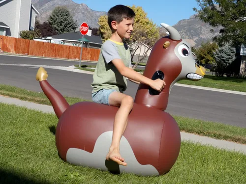Miniatura 5 de Hearthsong Hop N Go Toro Inflable para Montar Juguetes Saltarines Rebotadores para Niños de 5+ Años - Juguetes Saltadores Montables de Animales