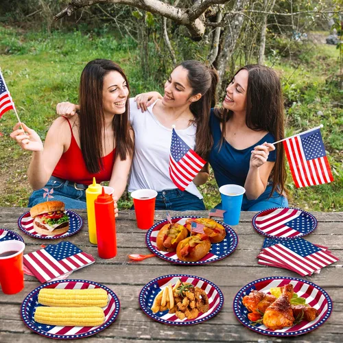 Miniatura 8 de QZYL 150 piezas de suministros para fiesta del 4 de julio, sirve 50 platos de papel y servilletas de papel con la bandera americana, decoraciones