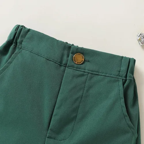 Miniatura 7 de JEELLIGULAR Conjunto de pantalones cortos y camisa con botones y estampado de Papá Noel para niños pequeños