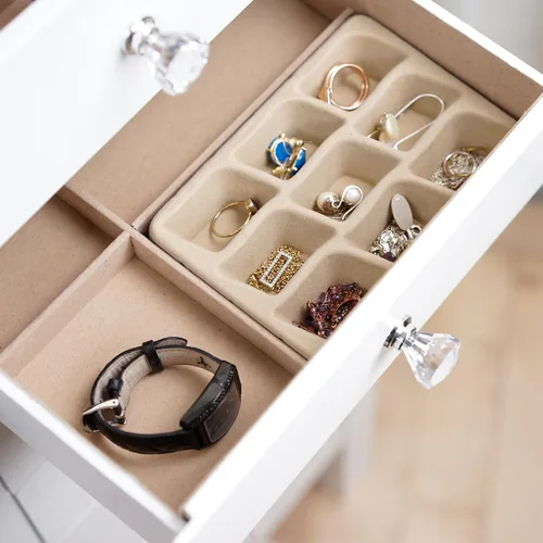 Miniatura 4 de Hives and Honey Kimberly Jewelry Armoire - Organizador de almacenamiento blanco moderno con cajones divididos y ganchos para collares, diseño