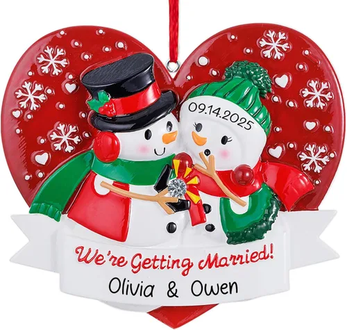 Miniatura 6 de Adorno personalizado de compromiso de nuestra primera Navidad 2026 Anillo de compromiso de diamantes en caja roja para el árbol de Navidad She