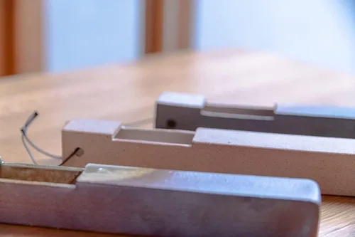 Miniatura 6 de Jarrón de pared fabricado en Japón, jarrón de pared de cerámica japonés para un solo tallo, diseño minimalista de Wabi-Sabi, acabado natural al