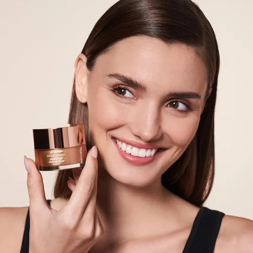 Miniatura 12 de Crema Ligera para rellenar arrugas – Reduce la apariencia de arrugas, enrojecimiento, de manchas e imperfecciones – Acabado mágico para brillos