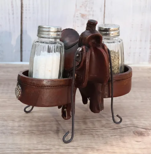 Miniatura 8 de Ebros Gift Country Western Cowboy Horse Sillín con 2 alforjas y conchos plateados, juego de estatuillas de sal y pimentero, acabado de cuero