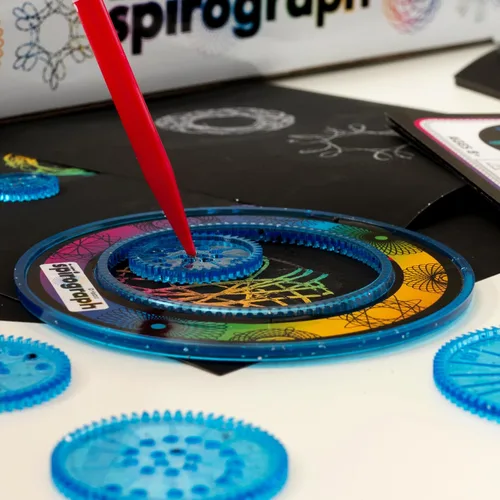 Miniatura 4 de Spirograph Scratch & Shimmer - Artes y manualidades, juguetes para niños, suministros de arte, suministros de manualidades, kit de dibujo, arte