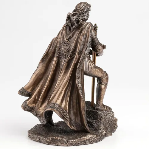 Miniatura 6 de Veronese Design King Arthur de pie tirando de la espada en la estatua de bronce de piedra