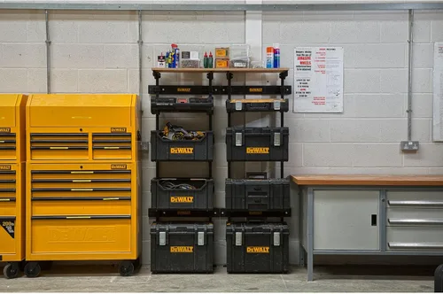 Miniatura 4 de El sistema modular de estanterías DEWALT se adapta a todas las cajas ToughSystem, soporta hasta 440.9 lbs y ofrece un fácil autoensamblaje para un