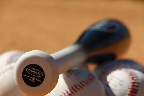 Miniatura 8 de BamBooBat de PINNACLE SPORTS EQUIPMENT INC. - Bate de béisbol y sóftbol de madera de una mano para adultos - 45,7 cm o 53,3 cm Mango blanco/barril