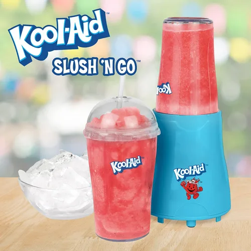 Miniatura 2 de Nostalgia Kool-Aid Slush 'N Go - Licuadora personal para batidos, granizados, batidos y mezclas de frutas, incluye dos botellas de viaje de 15