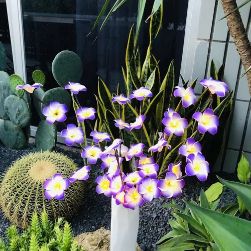Miniatura 2 de Paquete de 2 ramas de flores artificiales de plumeria, ramo de berenjenas ligeras falsas de Frangipani para decoración romántica del hogar (morado)