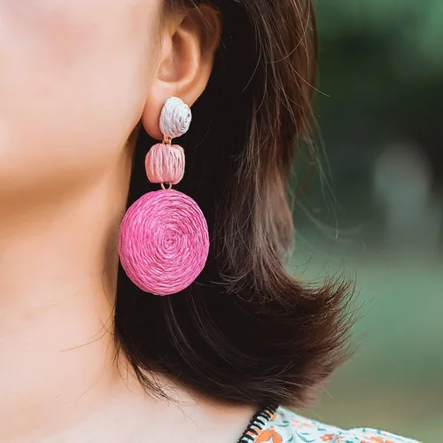 Miniatura 6 de Statement Raffia - Aretes redondos de bola colgantes de rafia, bonitos aretes bohemios hechos a mano para el verano para mujer