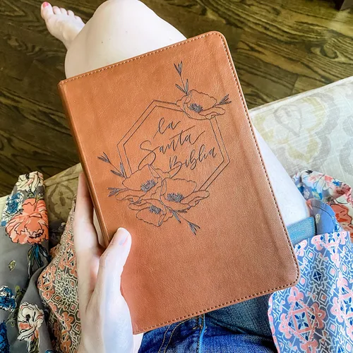 Miniatura 2 de Biblia paralela en español/inglés (RVR/ESV) con letras a mano y grabadas con láser, marrón, incluye opción para agregar nombre grabado, regalo