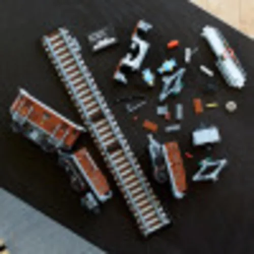 Miniatura 6 de LEGO Kit de construcción de locomotora de cocodrilo 10277; recrea la icónica locomotora de cocodrilo con este modelo de tren; es una gran idea