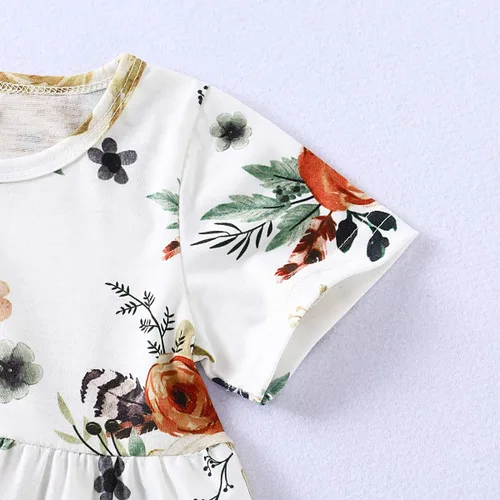 Miniatura 3 de SANMIO Conjunto de ropa para niña, lindo conjunto de camiseta floral con mangas con volantes y pantalones de mezclilla rasgados