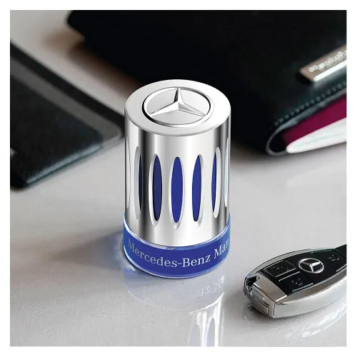 Miniatura 3 de Mercedes Benz Man Travel Collection, un corazón aromático intenso para encarnar la elegancia masculina, frescura duradera, un aroma amaderado