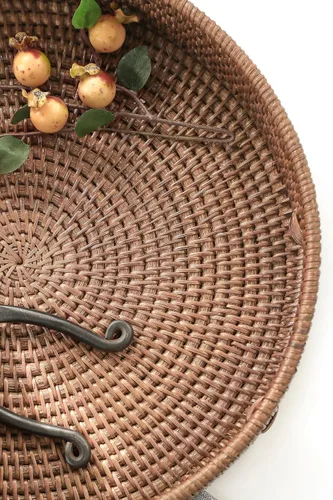 Miniatura 3 de HITOMEN Bandeja de mimbre redonda tejida a mano de 11.8 pulgadas con asas para mesa de café (marrón cálido-M)