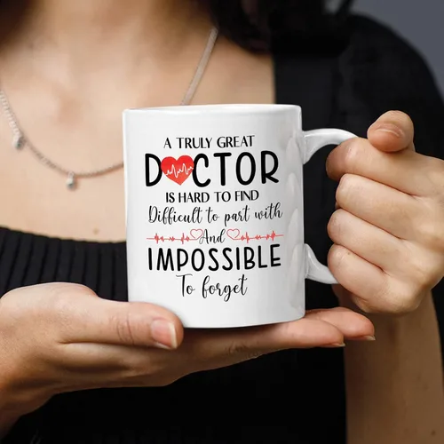 Miniatura 3 de Taza de café personalizada con nombre "A Truly Great Doctor Is Hard To Find And To Forget", taza de té con estetoscopio, taza de cerámica