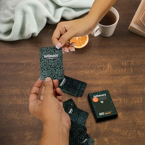 Miniatura 6 de Intimacy: Un juego romántico con emocionantes preguntas y acciones para la diversión de las parejas adultas.