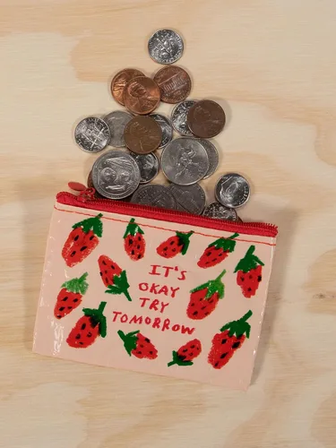 Miniatura 15 de Blue Q Monedero, hecho de 95% plástico reciclado. Práctica pequeña bolsa con cremallera para guardar monedas, tarjetas de regalo, auriculares, más.