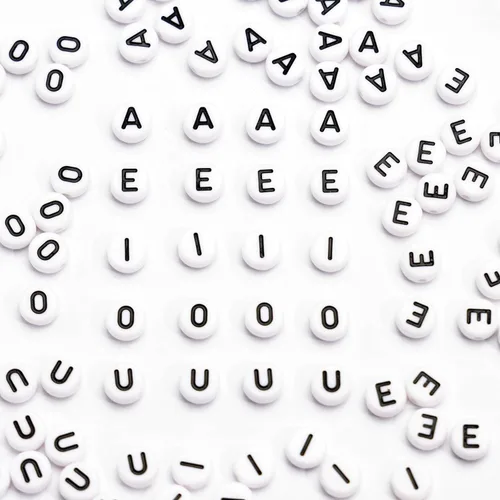 500 cuentas acrílicas de letras de 0.236 x 0.157 pulgadas, cuentas del alfabeto para hacer joyas, letras A E I O U, cuentas para hacer pulseras,