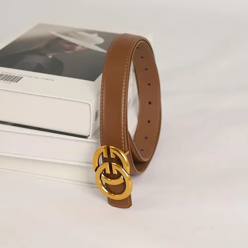 Miniatura 359 de Cinturón de cuero clásico con hebilla de metal para mujer con vestido de jeans