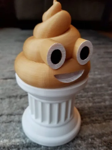 Miniatura 3 de Znet3D Trofeo Emoji Poop - Emoji de caca pintado a mano - Caca dorada en pilar blanco