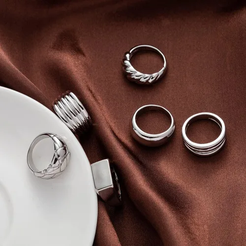 Miniatura 6 de WFYOU Juego de 6 anillos gruesos chapados en oro de 18 quilates para mujeres y niñas, con sello trenzado trenzado de oro grueso, anillo