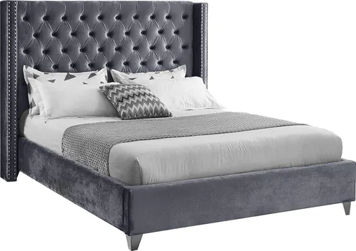 Meridian Furniture – Cama con respaldo de terciopelo abotonado, Aiden-Q-Aiden, con recortes cromados con forma de cabezal de clavos y patas Gris