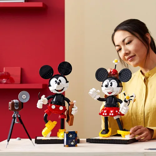 Miniatura 3 de LEGO Disney Mickey Mouse y Minnie Mouse (43179), kit de construcción coleccionable de Mickey Mouse de estilo clásico, nuevo 2021 (1,739 piezas)