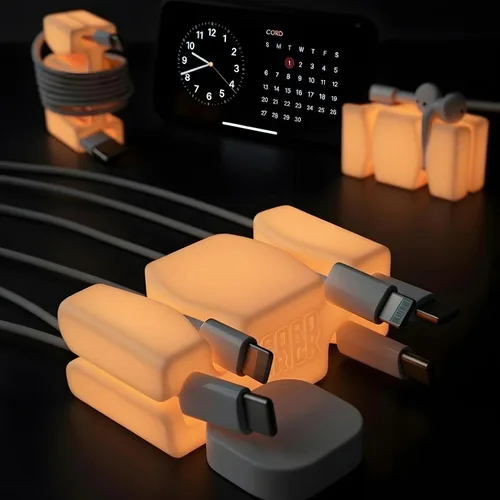 Miniatura 14 de CordBrick Soporte de cable ponderado de silicona y acero para mesita de noche. Organizador de cargador de teléfono de viaje. Accesorio útil