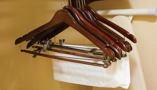 Miniatura 4 de Percha curvada de madera con clips de cojín ajustables, caja de 100 perchas de madera de 17 pulgadas con acabado de nogal y gancho giratorio cromado
