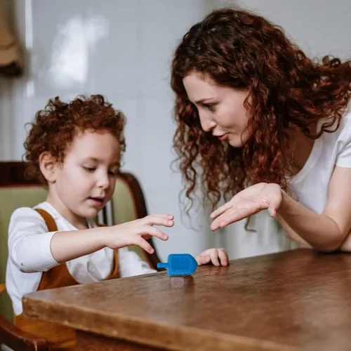 Miniatura 4 de Rite Lite Tarro de Dreidels, 25 Dreidels de plástico mediano multicolor, juego clásico de Janucá Spinning Dreidel, paquete de valor a granel