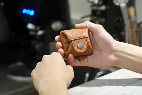 Miniatura 111 de Cockatoo Monedero de cuero genuino para cambio, mini billetera con bolsillo a presión para hombres y mujeres, Rojo (Aurora Red), Casual