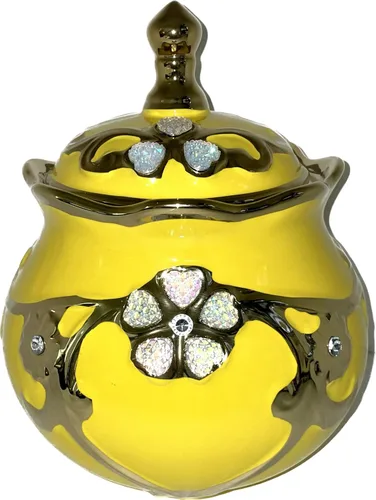Sopera de flores y acentos dorados de color amarillo para Ochun./ Sopera amarilla para Ochun con flores y acentos dorados.
