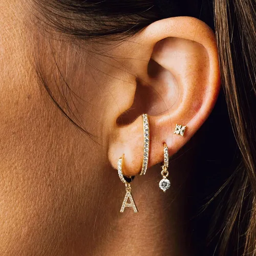 Miniatura 2 de Mevecco Aretes de aro de oro delicado de 18 quilates con circonita cúbica en pavé con iniciales A-Z de 26 letras personalizadas, diminutas colgantes