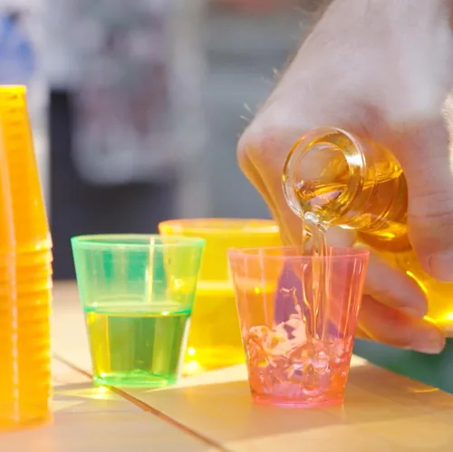 Miniatura 7 de True Vasos de chupito de plástico multicolor neón para fiestas, vasos desechables para beber al aire libre, colores surtidos, 2 onzas, juego de 60
