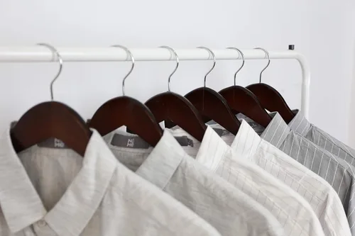 Miniatura 3 de Perchas para abrigos, paquete de 18 perchas de madera maciza para trajes con hombro cortado con muescas, barra antideslizante para pantalones, Nogal